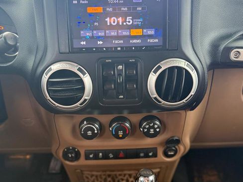 Used 2016 Jeep Wrangler Unlimited Sahara AWD/4WD image 17