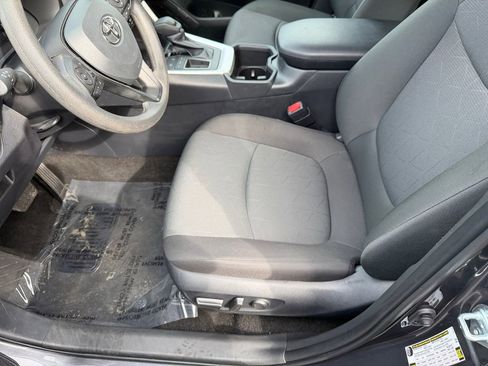 Used 2025 Toyota RAV4 XLE image 12
