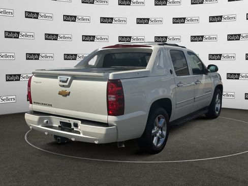 Used 2013 Chevrolet Avalanche LTZ RWD image 6