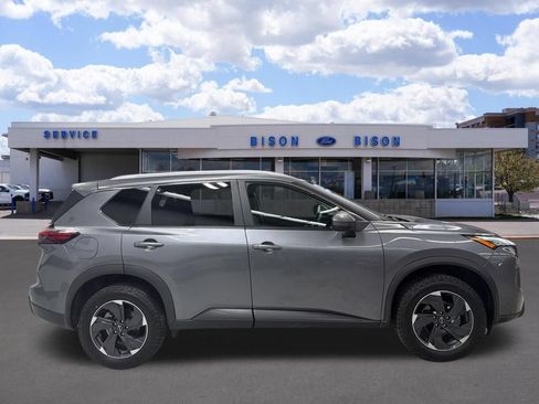Used 2025 Nissan Rogue SV w/ SV Premium Package AWD/4WD image 2