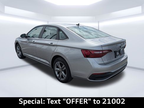 Used 2024 Volkswagen Jetta SE image 5