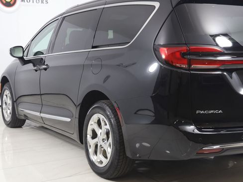 Used 2021 Chrysler Pacifica Limited AWD/4WD image 27