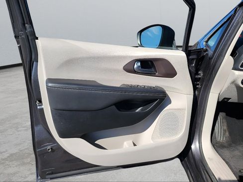 Used 2023 Chrysler Voyager LX image 9