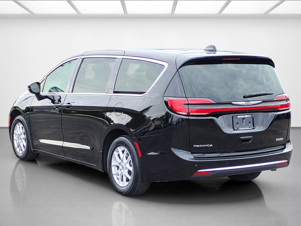 Used 2024 Chrysler Pacifica Touring-L FWD image 3