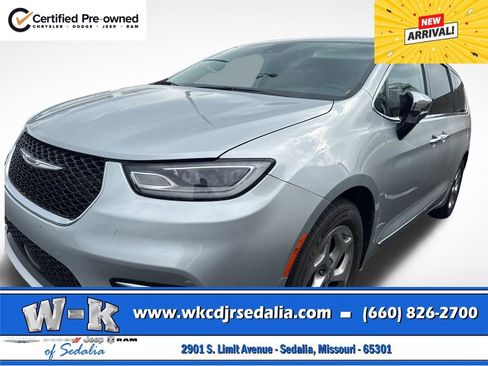 Used 2023 Chrysler Pacifica Limited image 9