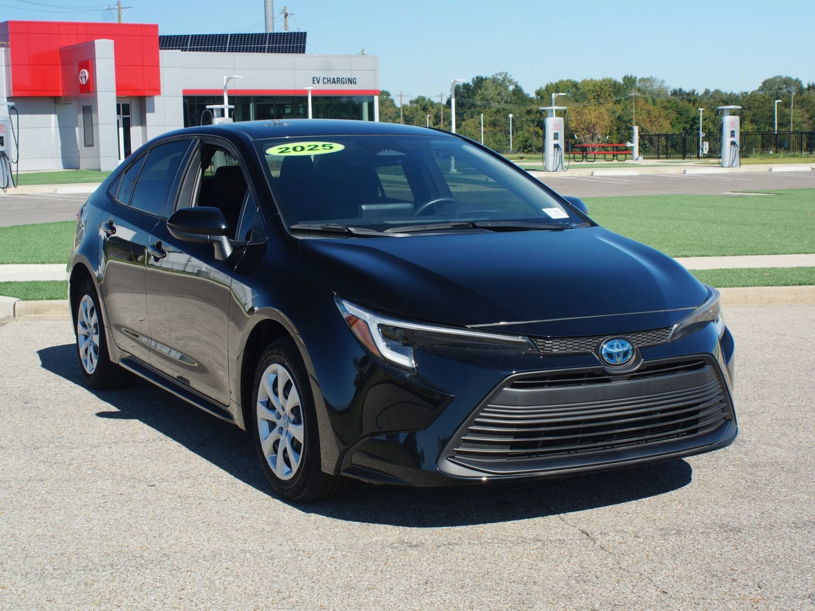 Used 2025 Toyota Corolla LE FWD image 2
