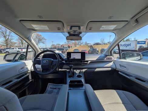 Used 2025 Toyota Sienna LE FWD image 25
