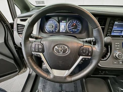 Used 2020 Toyota Sienna Limited Premium FWD image 11