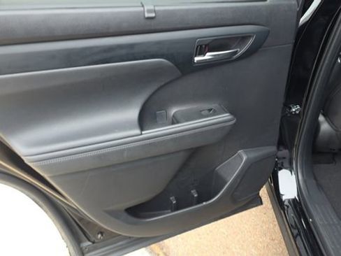 Used 2024 Toyota Highlander XSE image 16