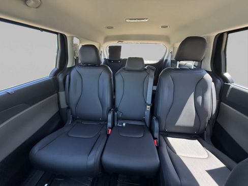 New 2026 Kia Carnival EX FWD image 21