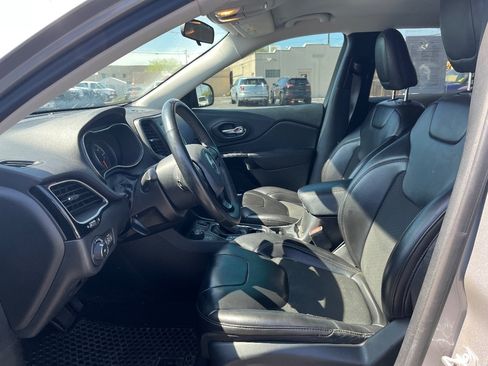Used 2019 Jeep Cherokee Latitude Plus AWD/4WD image 11