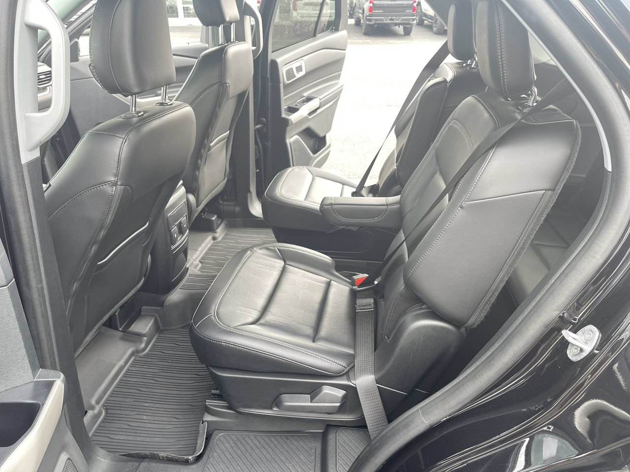 Used 2024 Ford Explorer XLT w/ Equipment Group 202A AWD/4WD image 23