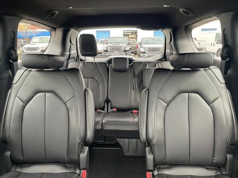 New 2026 Chrysler Pacifica Select FWD image 18