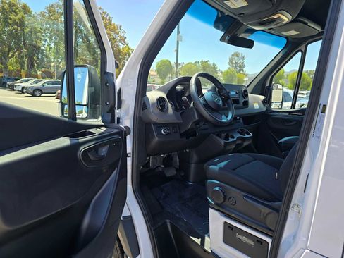 Used 2025 Mercedes-Benz Sprinter 2500 image 19