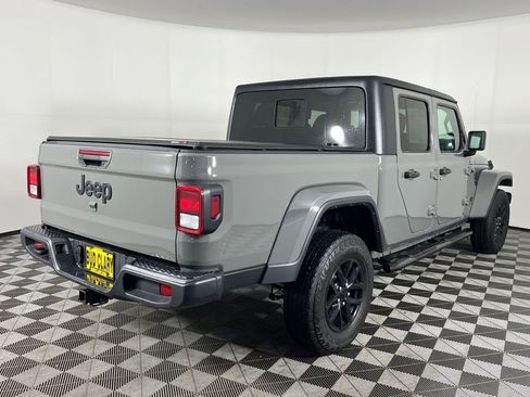 Used 2022 Jeep Gladiator Sport image 6