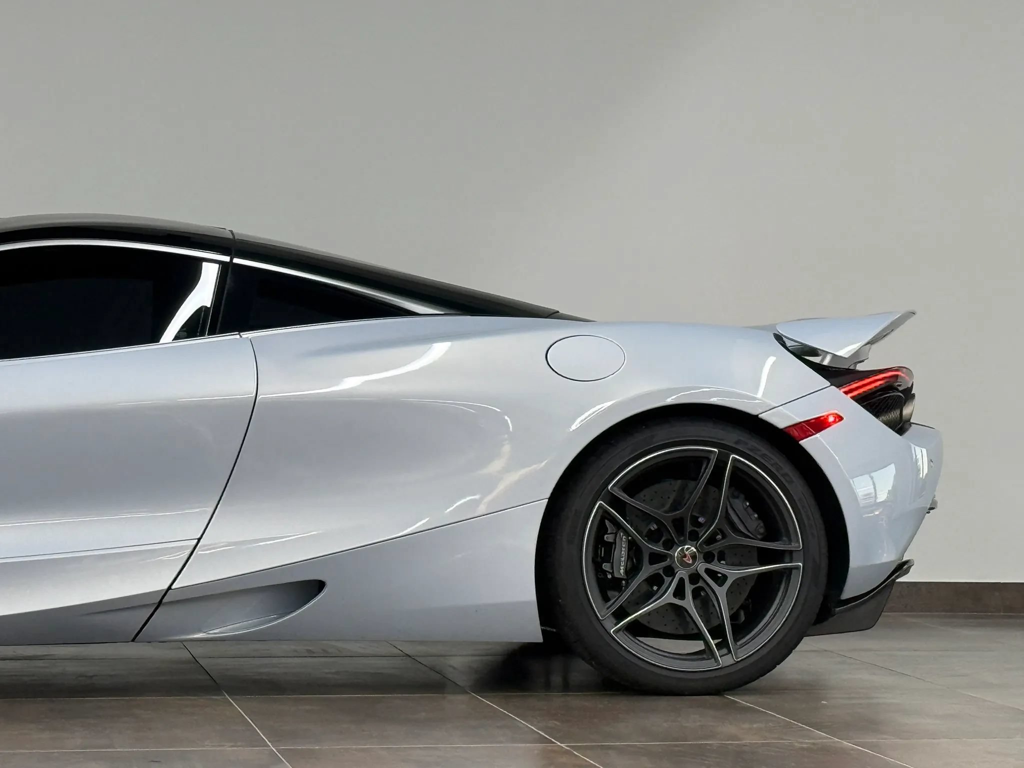 Used 2018 McLaren 720S RWD image 5