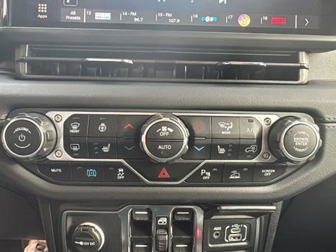 Used 2025 Jeep Wrangler Unlimited Sahara w/ Safety Group AWD/4WD image 22