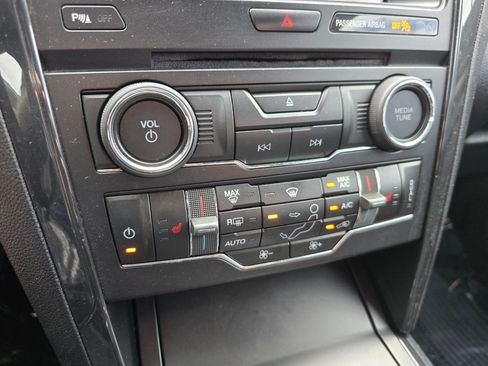 Used 2018 Ford Explorer XLT w/ Equipment Group 201A AWD/4WD image 9