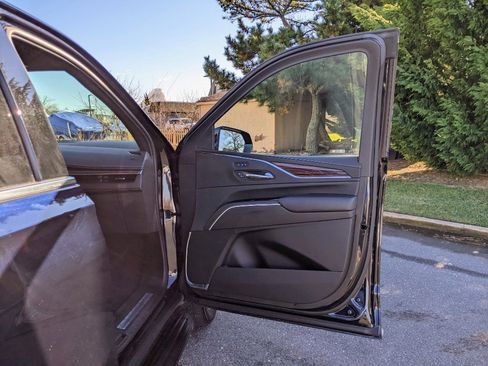 Used 2021 Cadillac Escalade Premium Luxury w/ Performance Package image 9