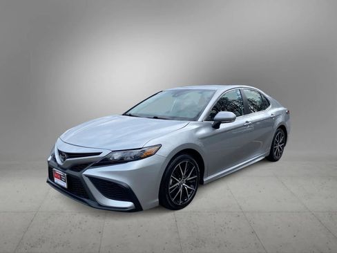 Used 2024 Toyota Camry SE image 5