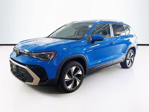 Certified 2025 Volkswagen Taos SE AWD/4WD image 1