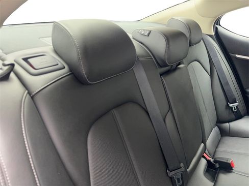 Used 2025 Genesis G70 2.5T image 40