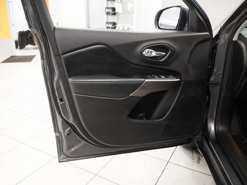 Used 2019 Jeep Cherokee Latitude Plus image 5