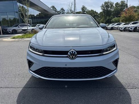 Used 2025 Volkswagen Jetta SE FWD image 2