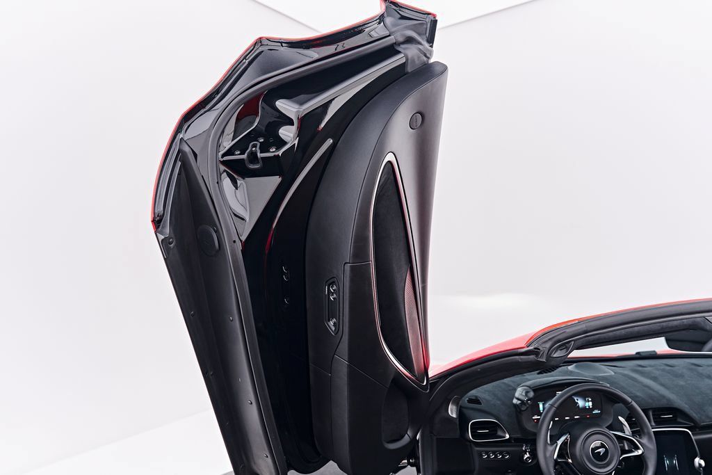 Used 2025 McLaren Artura Spider RWD image 43