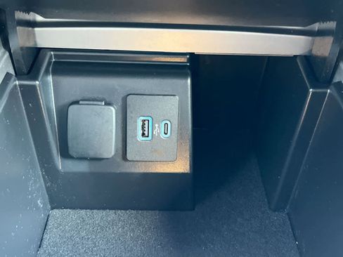 Used 2024 Ford Explorer XLT w/ Equipment Group 202A AWD/4WD image 31