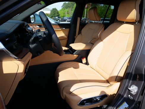 New 2025 Jeep Grand Cherokee Summit image 12