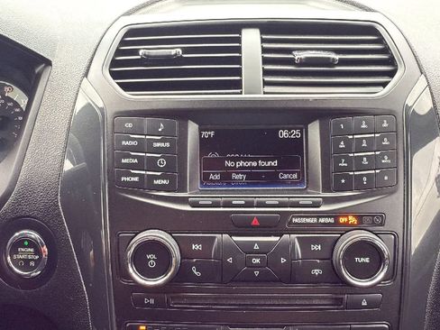 Used 2017 Ford Explorer XLT image 18