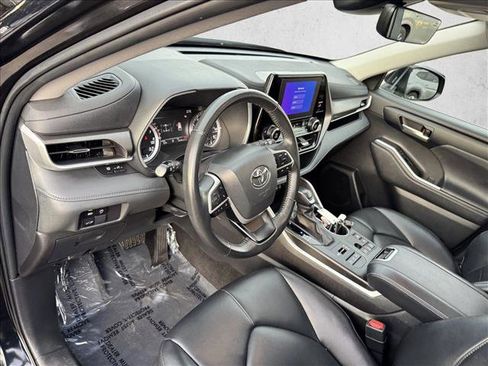 Used 2024 Toyota Highlander XLE image 11