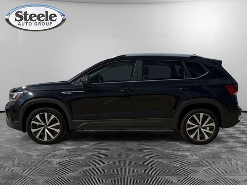 New 2024 Volkswagen Taos SE image 2