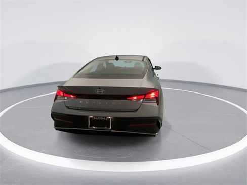 Used 2025 Hyundai Elantra SE w/ Cargo Package image 3