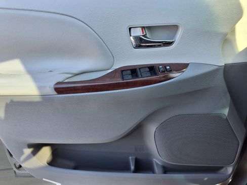 Used 2011 Toyota Sienna XLE image 15