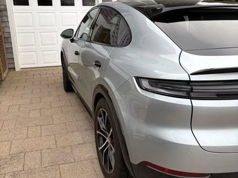 Used 2025 Porsche Cayenne GTS AWD/4WD image 4