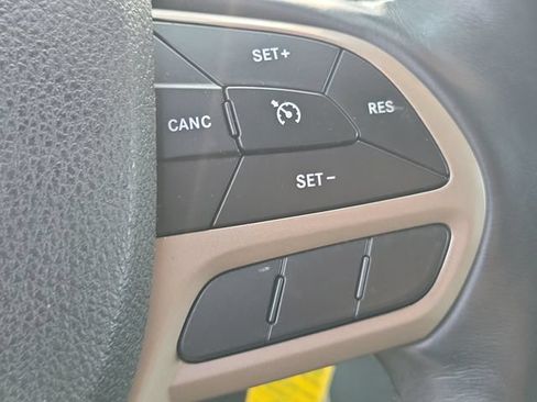 Used 2017 Jeep Cherokee Latitude w/ Cold Weather Group AWD/4WD image 14