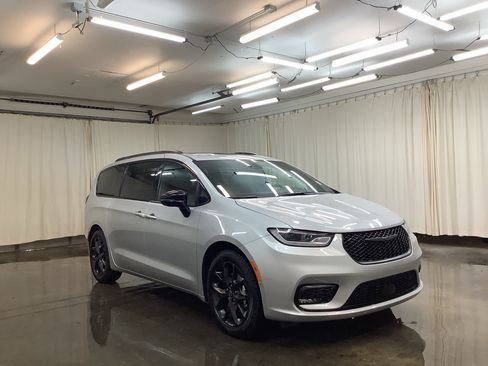 New 2026 Chrysler Pacifica Select w/ S Appearance Package FWD image 3