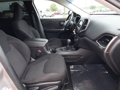 Used 2020 Jeep Cherokee Latitude w/ Cold Weather Group AWD/4WD image 8