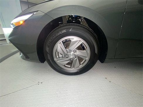 Used 2025 Hyundai Elantra SE image 10