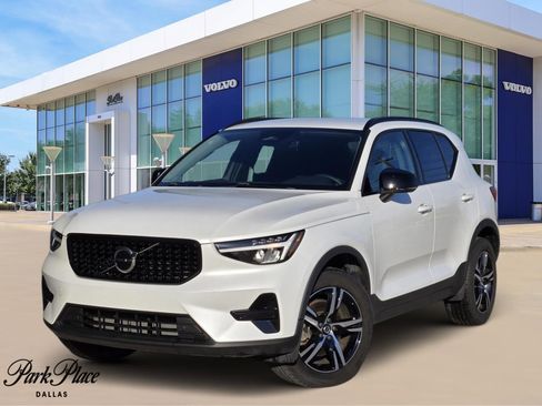 Used 2024 Volvo XC40 B5 Core image 1