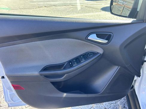 Used 2014 Ford Focus SE image 16