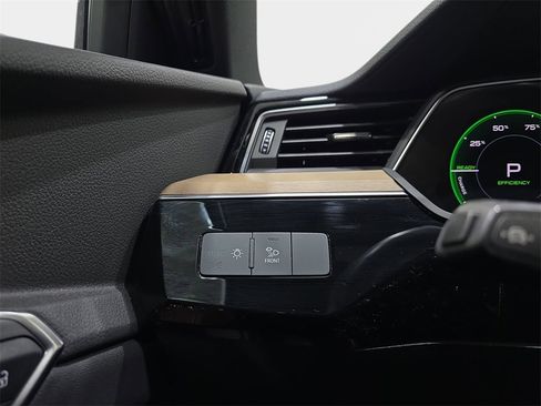 Used 2024 Audi Q8 e-tron Premium image 27