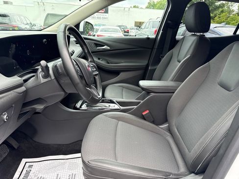 Used 2024 Buick Encore GX Preferred AWD/4WD image 9