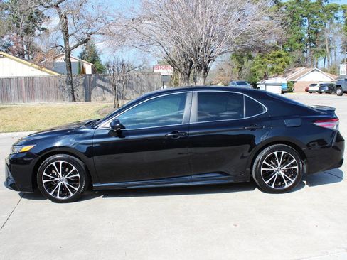 Used 2018 Toyota Camry SE image 1