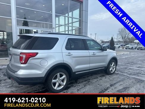 Used 2019 Ford Explorer XLT image 25