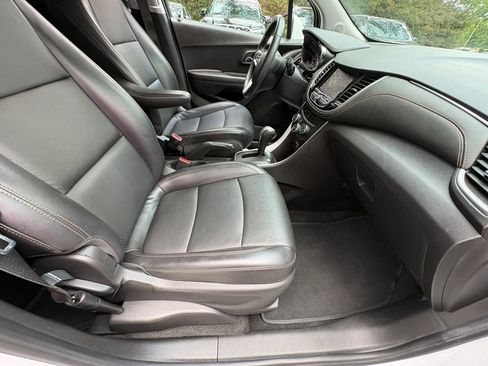 Used 2021 Chevrolet Trax LT w/ Premium Seat Package AWD/4WD image 9