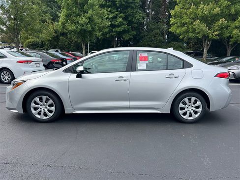 Used 2025 Toyota Corolla LE image 6