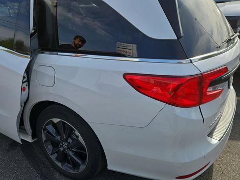 Used 2024 Honda Odyssey Elite image 2